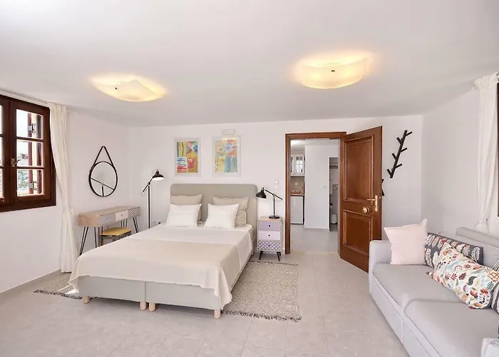 Center Penthouse - Medieval Town 10'- 2'