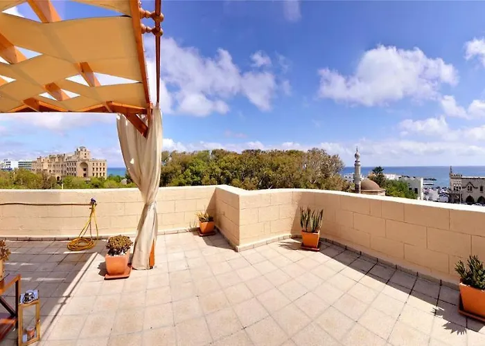 Center Penthouse - Medieval Town 10'- 2'