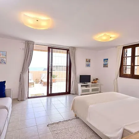 Center Penthouse - Medieval Town 10'- 2'